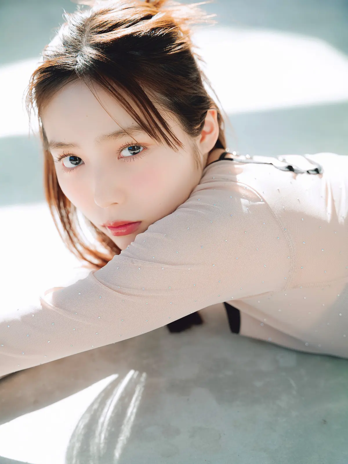秋田しおり 顔が美 寝そべり