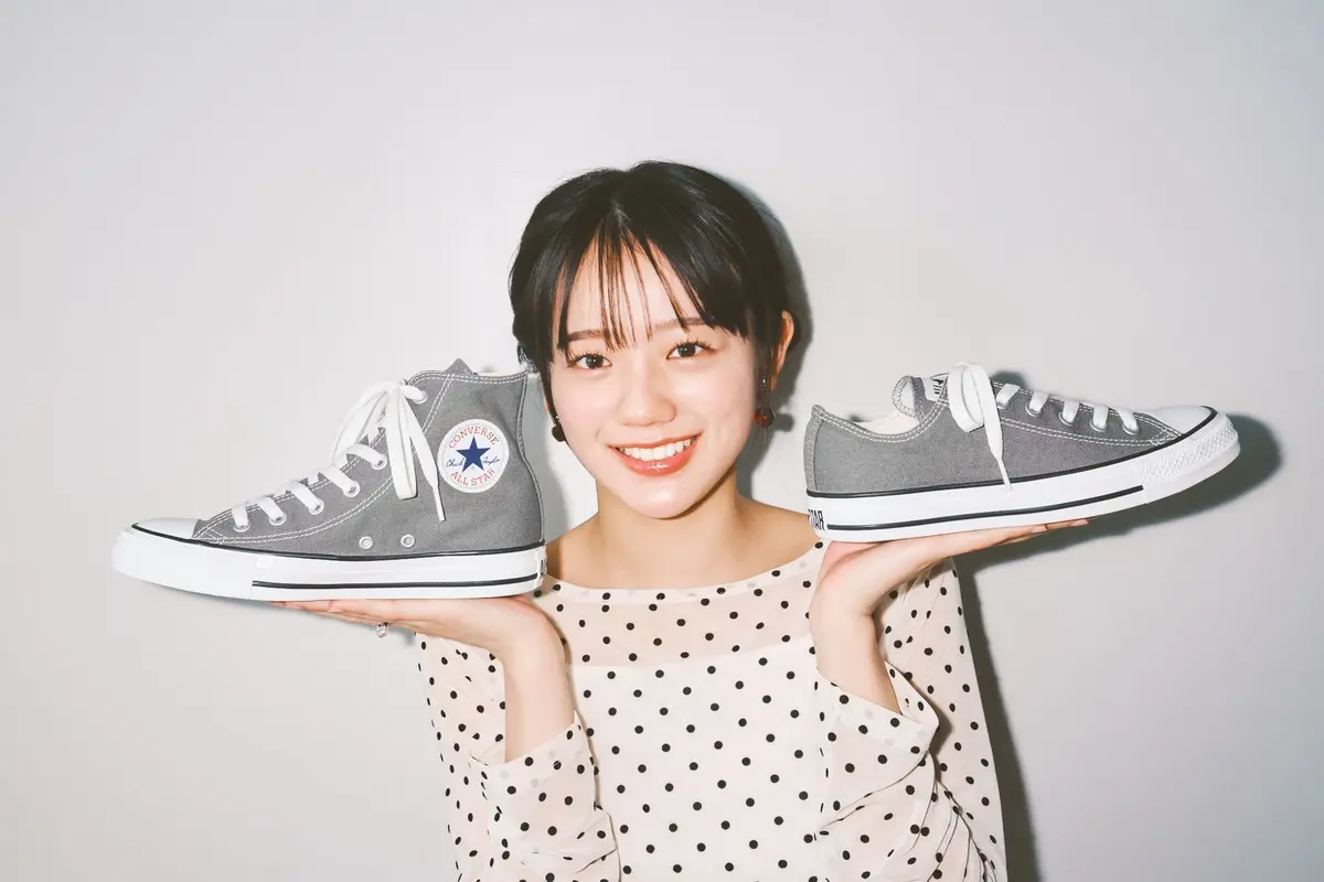 女優・モデルの中島瑠菜が、コンバースのハイカットとローカットを左右に持ったカット