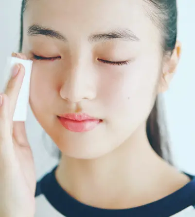 顔の中央から外側へ向かってやさしくふきとり。