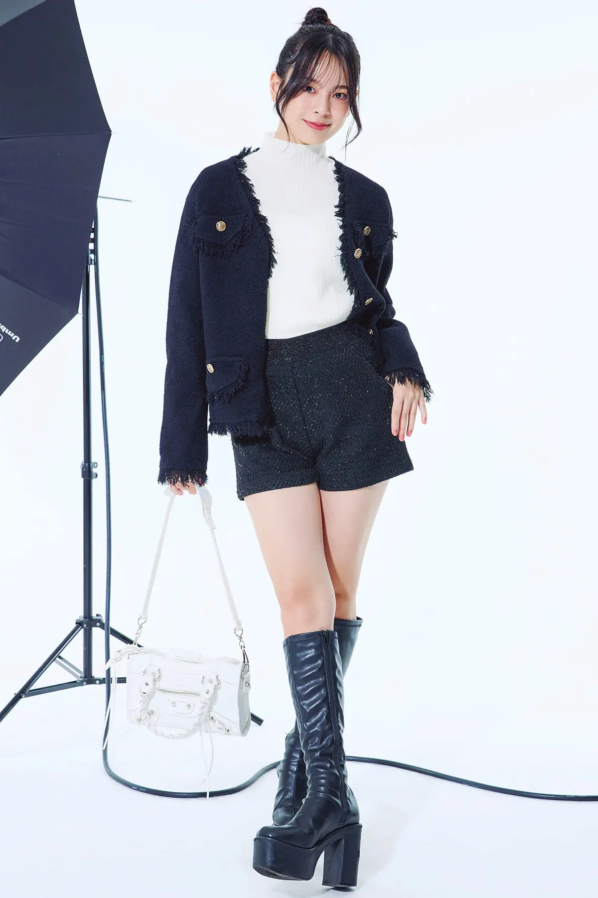 小國舞羽／上品さに辛さをMIXしたカラーレスコーデ