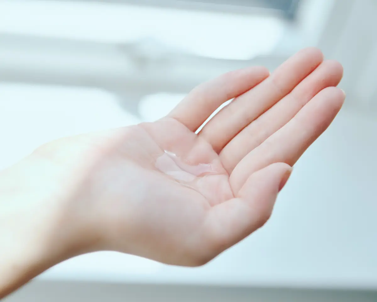 手のひらに化粧水を出す様子