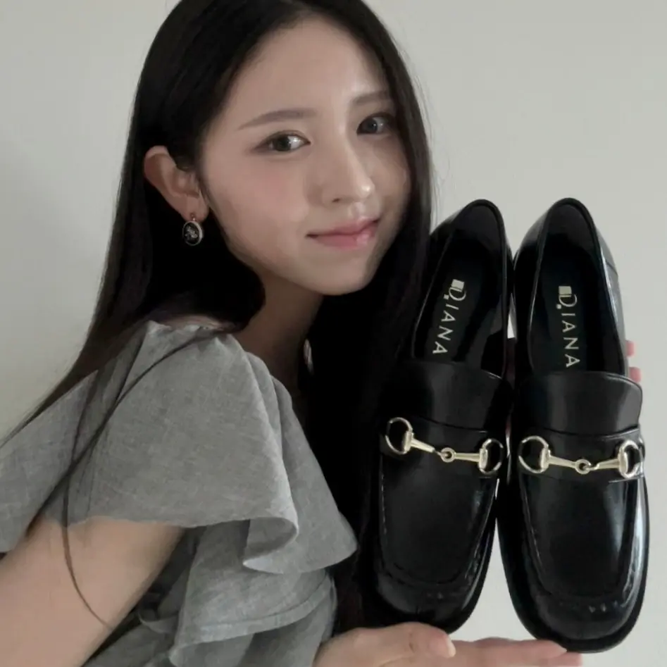 入江美沙希『ダイアナ』のローファー