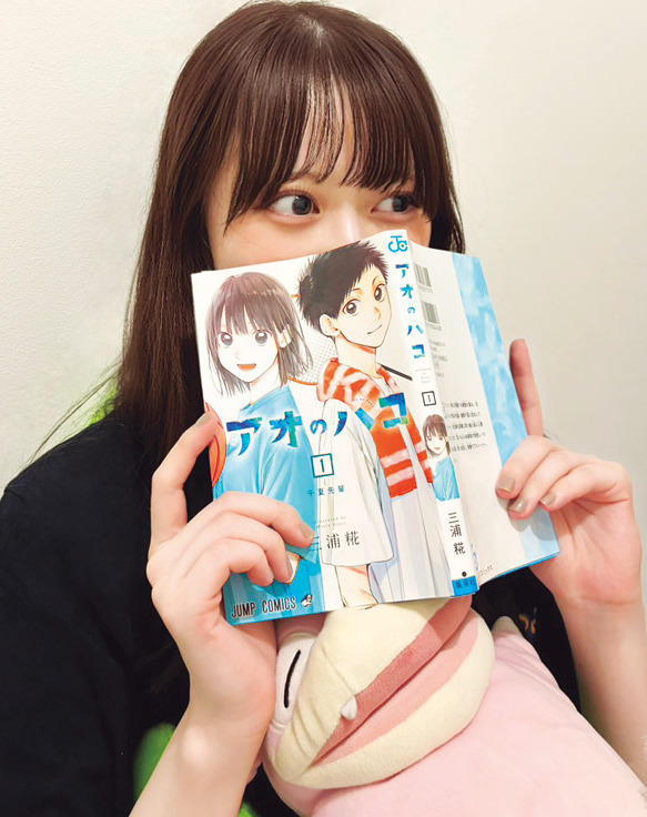本を読む高比良由菜さん