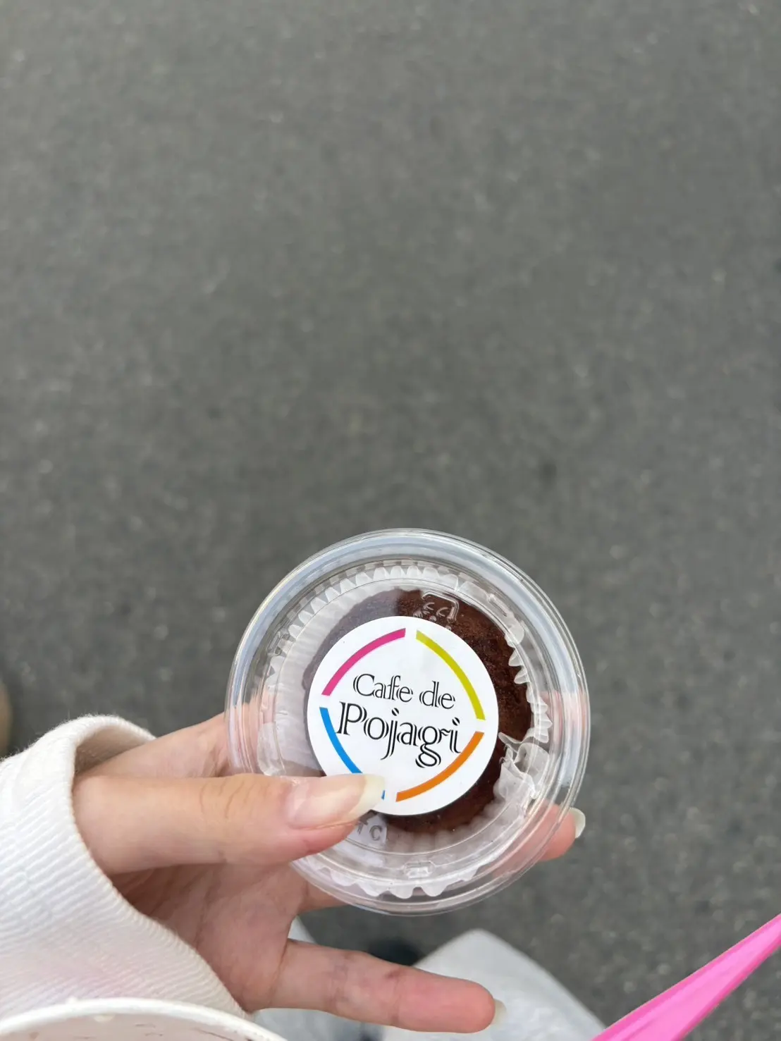 稲光亜依　スイーツ　手に持っている２