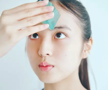 皮脂が出やすいおでこにもくるくるなじませるように。泡立て不要だから忙しい朝も楽ちん。