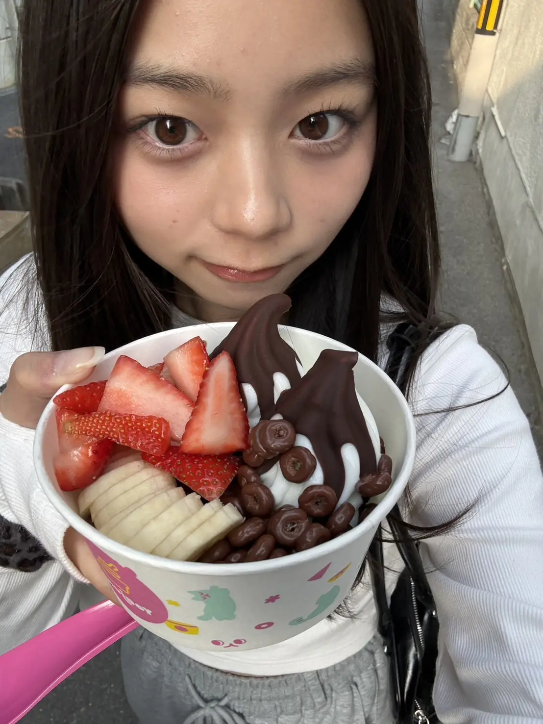 稲光亜依　スイーツ食べてる３