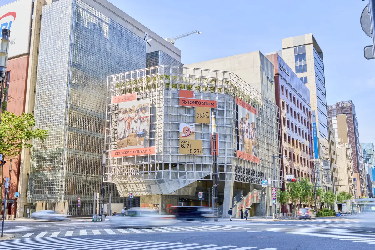 SixTONEに染まるGinza Sony Parkの外観