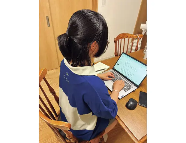 原稿を打つ後ろ姿は、もはやジャーナリスト