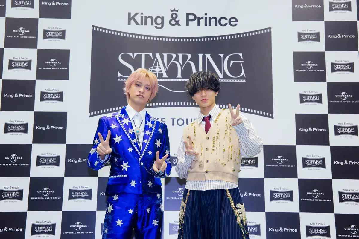 『King & Prince STARRING DOME TOUR 2026』会見写真　カメラにピースをする永瀬廉と髙橋海人
