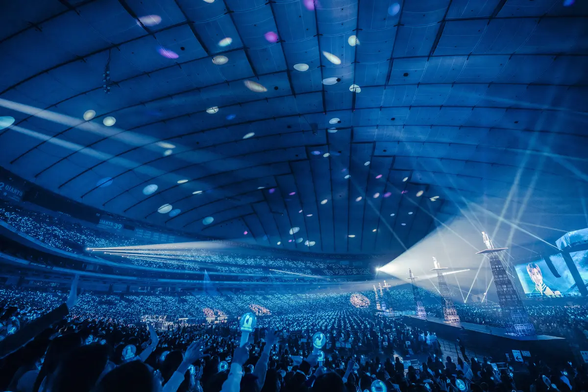 リフターの上でペンライトの青い光に包まれながら『Combo』を披露したRIIZE