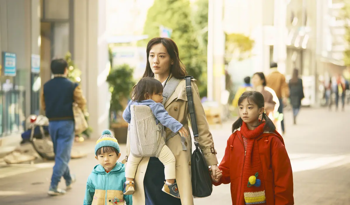 映画『ファーストボイス』で綾瀬はるか演じる朝日道子は弁護士であり三児の母