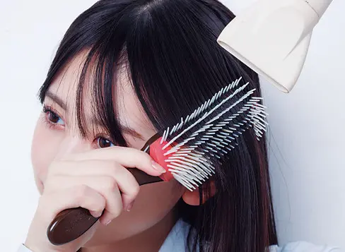 サイドの髪は内側からブラシを通して、持ち上げながらドライヤーをあてて向きを整える。