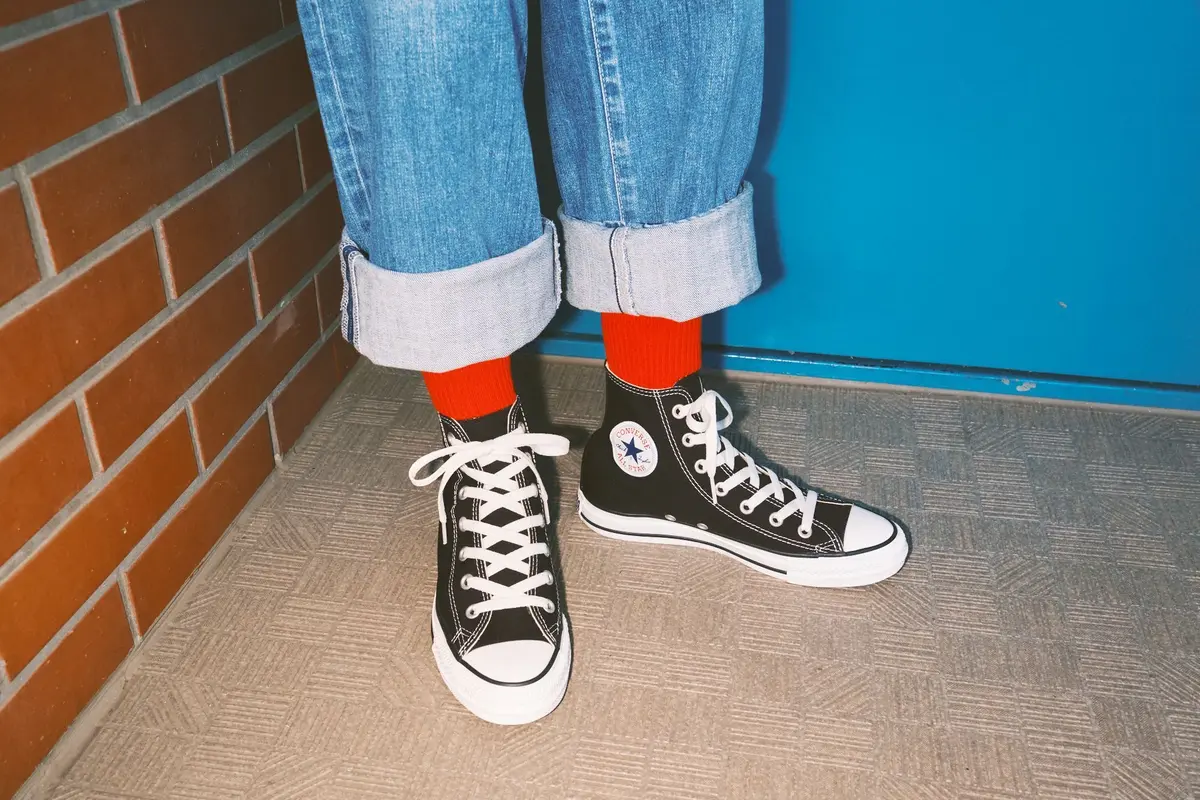 コンバース ハイカットのブラックを真っ赤なソックスと合わせたコーディネートの足元カット