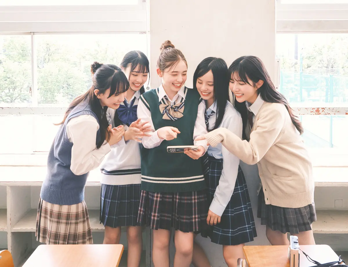 スマホをみて楽しそうなJK