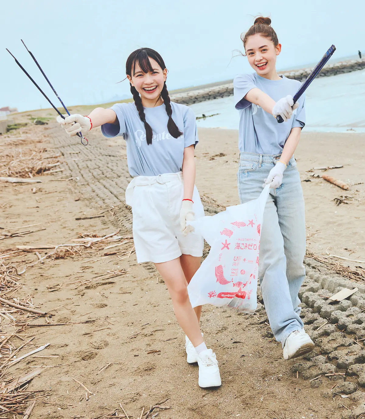 海岸をゴミ拾い