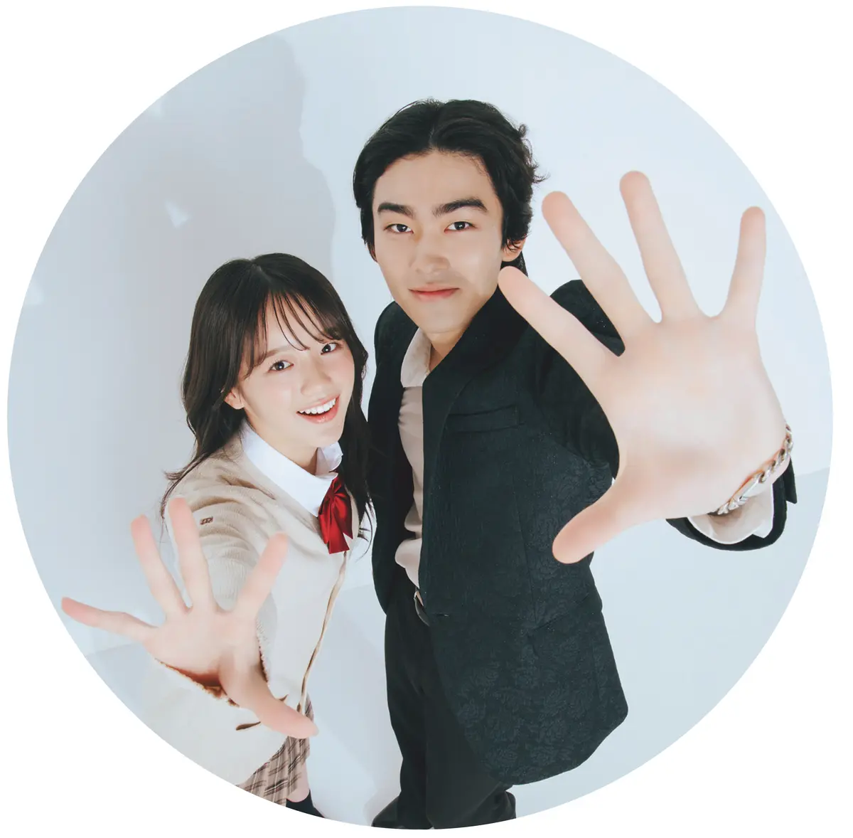 染五郎さんと瑠菜 手を上げている