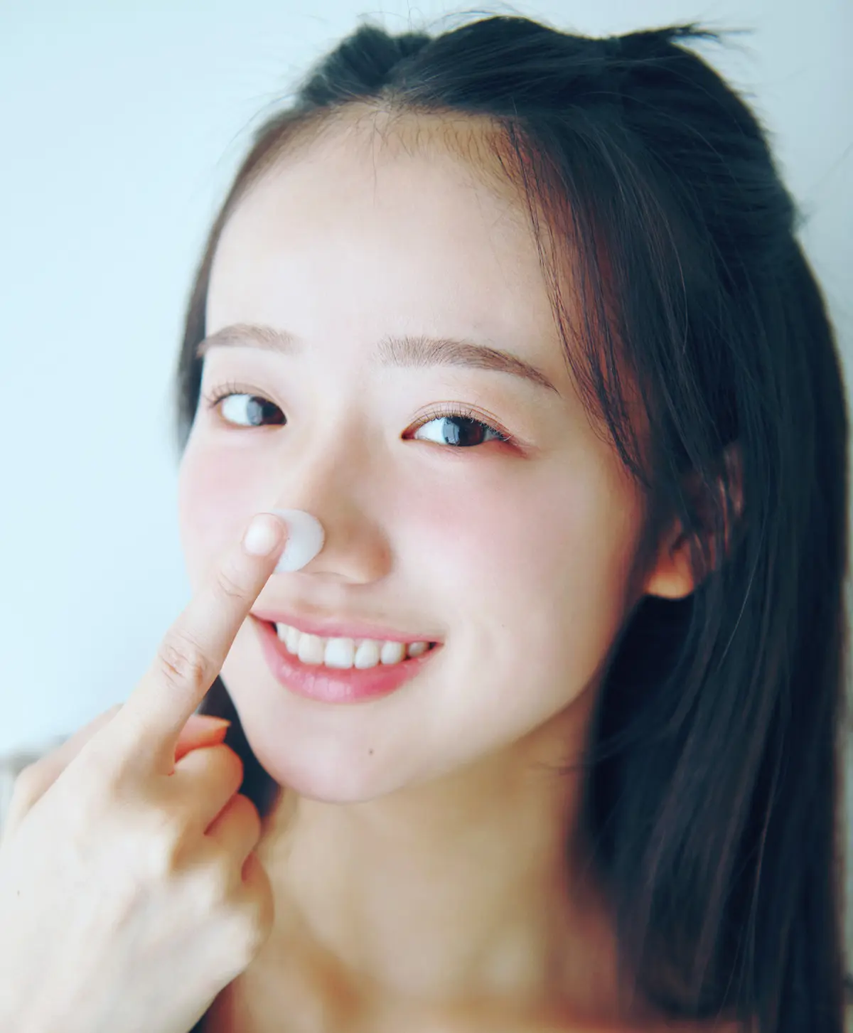 中島瑠菜　朝のお手入れ　鼻の頭を指で触っている