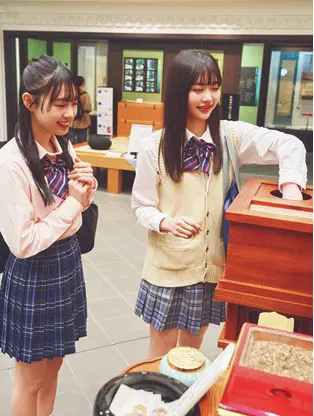 ツアーではまわらなかった 在学生のお気に入りスポットへ！  × ▶ あき時間を利用して、教えてもらった施設などを見学。これがめっちゃ楽しくて、次の予定ギリギリまで堪能（笑）。