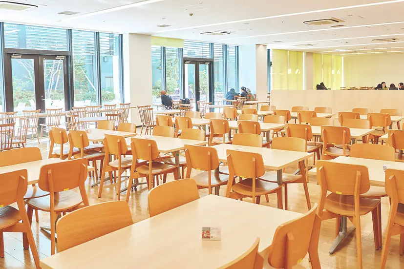 Kitchen 駒膳▶︎自然光がたっぷり入る味ジマンの学食！