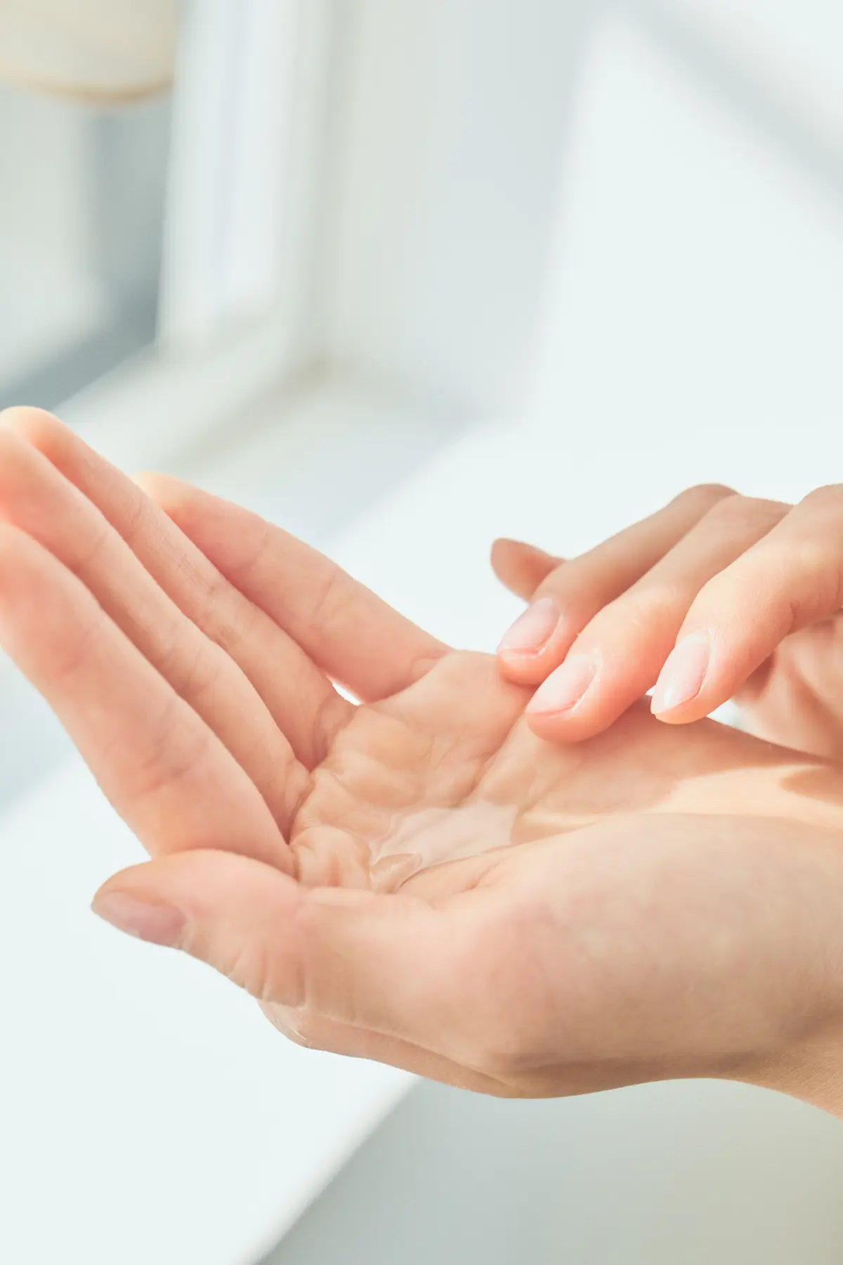 手のひらに化粧水を出した様子