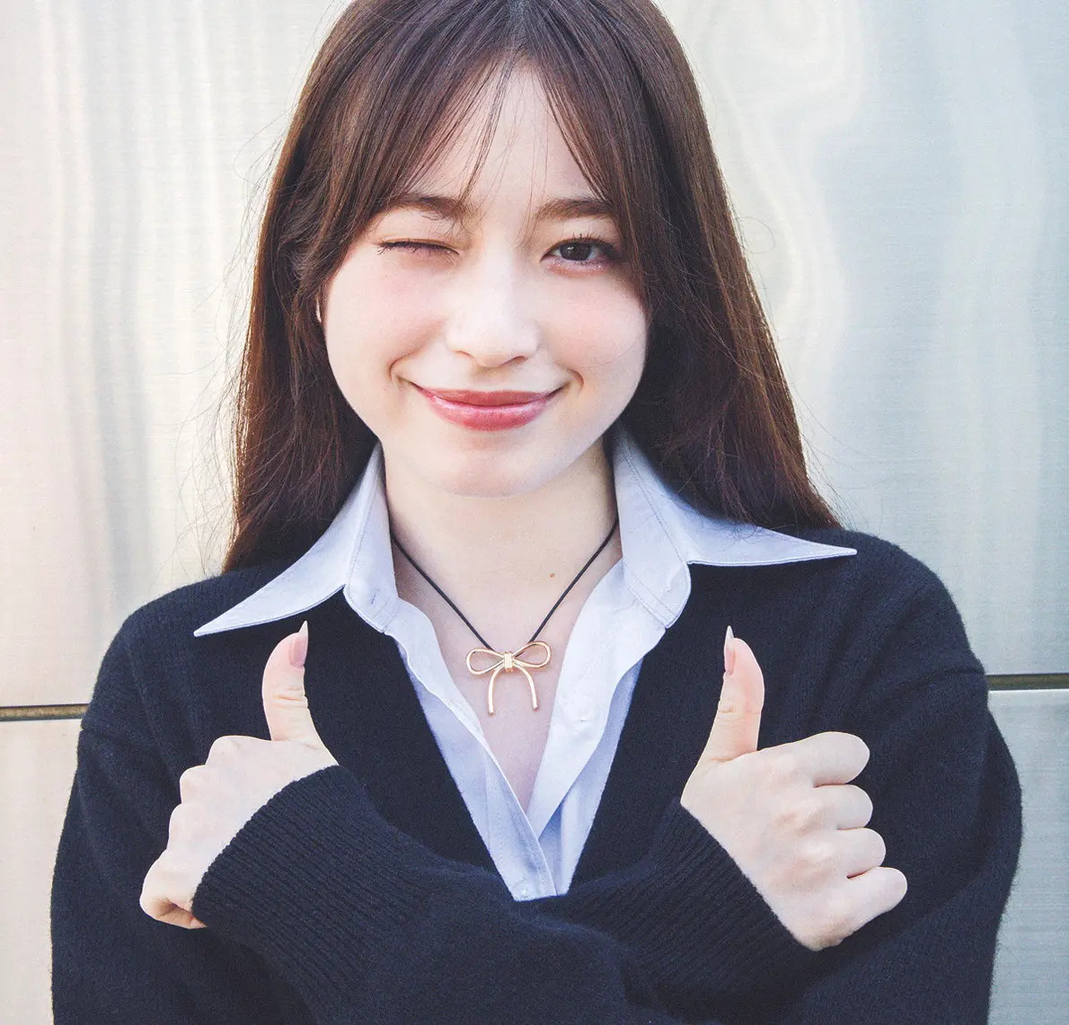 ボタンを２つ外してひもネックレス