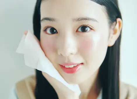 シートを広げ肌に押し当てる