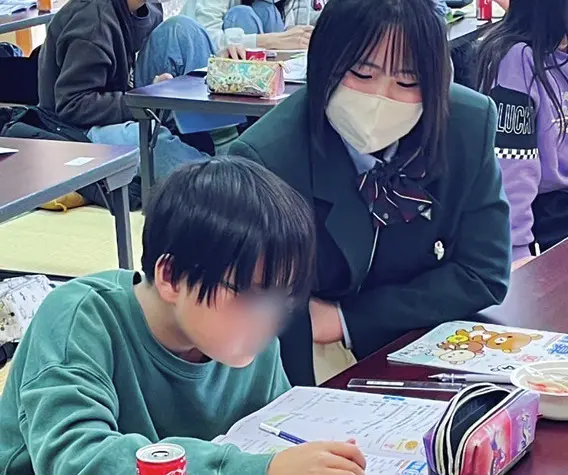 『子ども学びカフェ』では小中学生に宿題を教えます♪