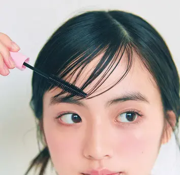 前髪を流す
