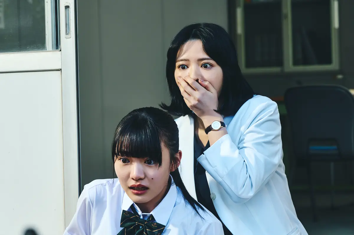 驚く平瀬小春（鎮西寿々歌）と平瀬菜々美（星乃あんな）