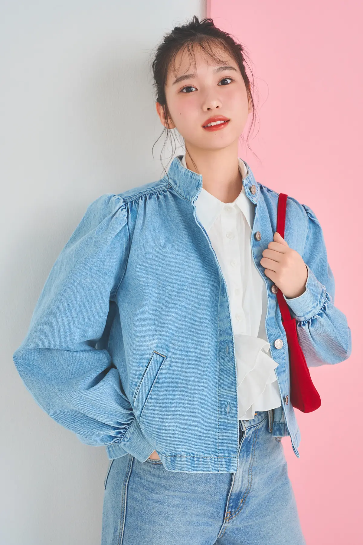 増田三莉音が白ブラウスを着回し