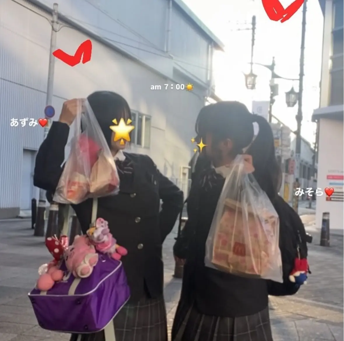 朝マックを学校に持っていく女子高生2人