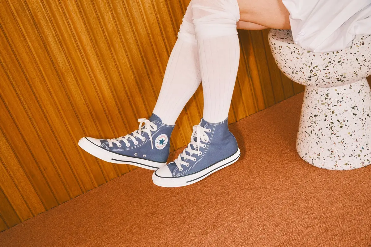 コンバース ハイカットをガーリーなニーハイソックスと合わせた足元の寄りカット