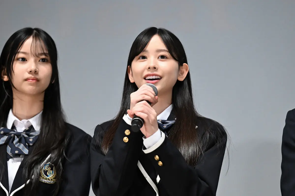 壇上であいさつする梶原叶渚