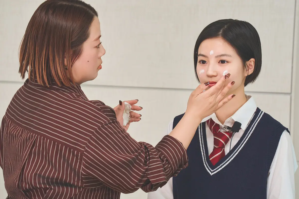 放課後Seventeen 春休みの課外授業 -新学期準備編-　はじめてのスクールメイク講座　日焼け止めを5点置きしているシーン