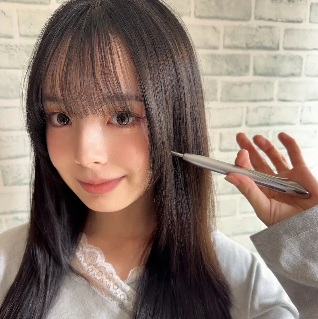 小國舞羽『サロニア』のペン型美顔器