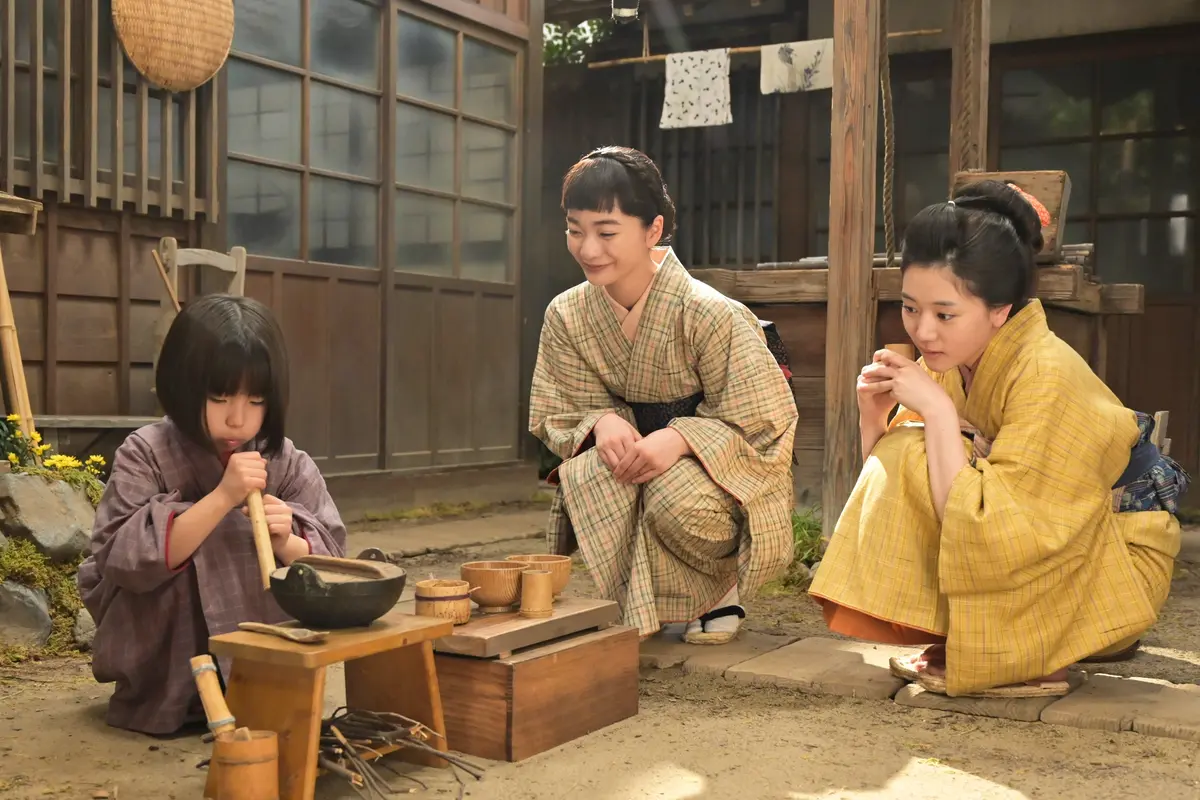 NHK連続テレビ小説『風、薫る』　火おこしをするりん、安、環