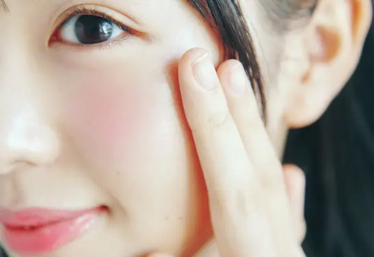 ほお骨や鼻すじなど顔の高い位置には指でとんとんと置くようになじませる