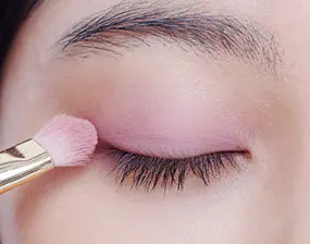 １まぶたにピンクをオン