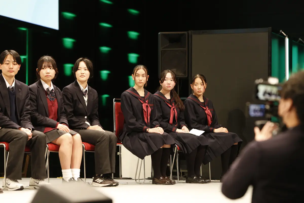 「東京女性未来フォーラム2026」で、発表ののち、ルミネ代表取締役社長・表輝幸さんのコメントを聞く東京都立中高生ら