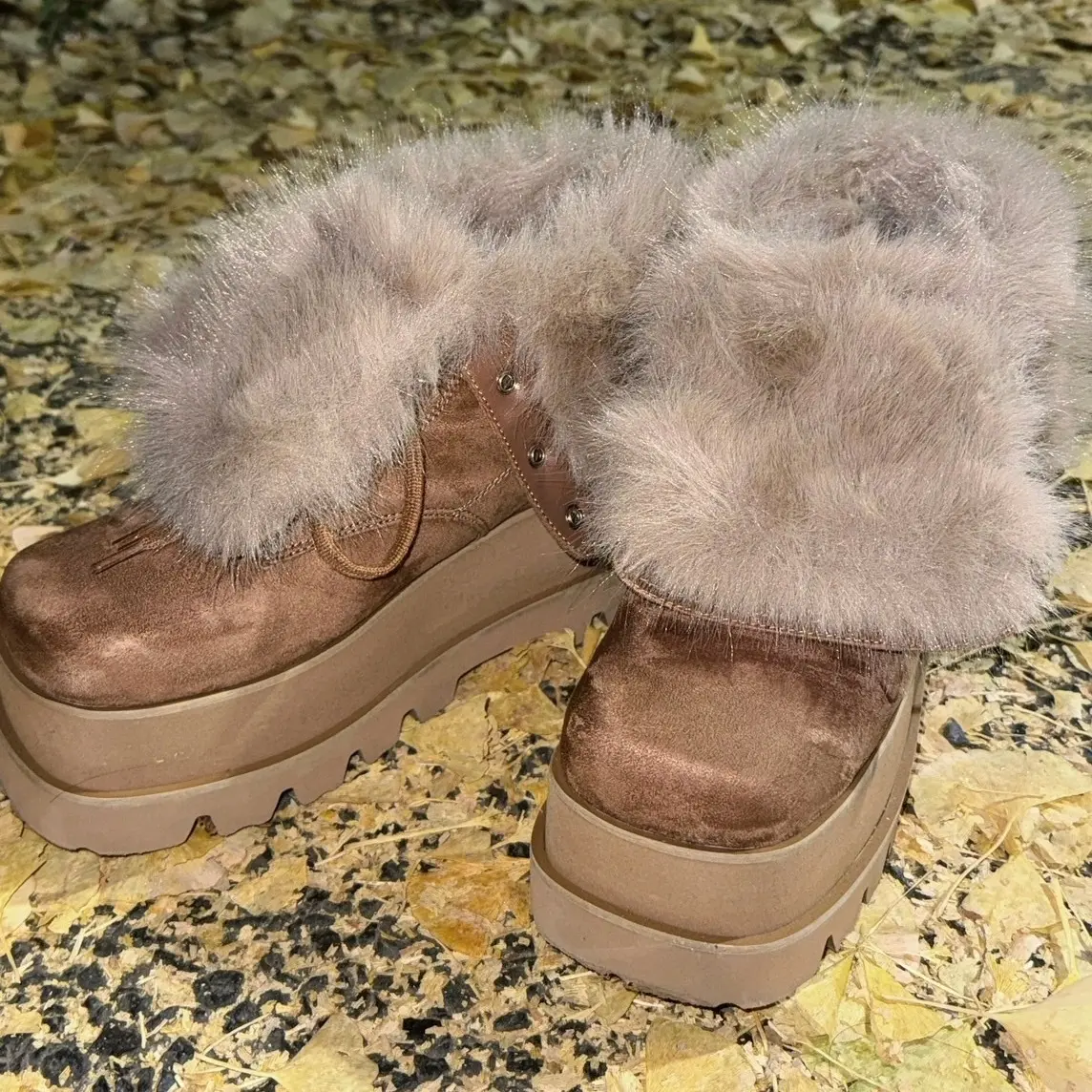 中島瑠菜『Darich』のブーツ