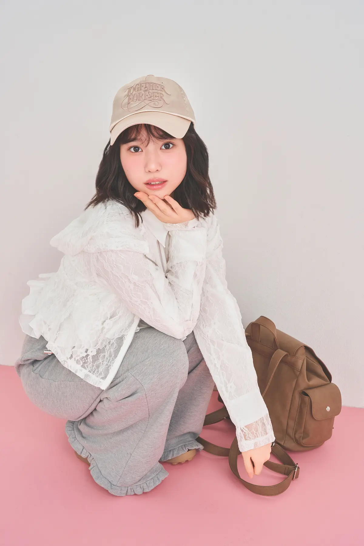 スウェットパンツコーデを着こなす増田三莉音