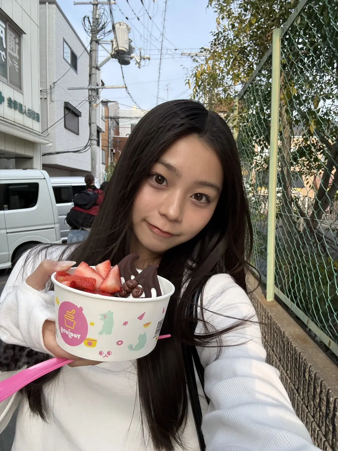 稲光亜依　スイーツ食べてる４