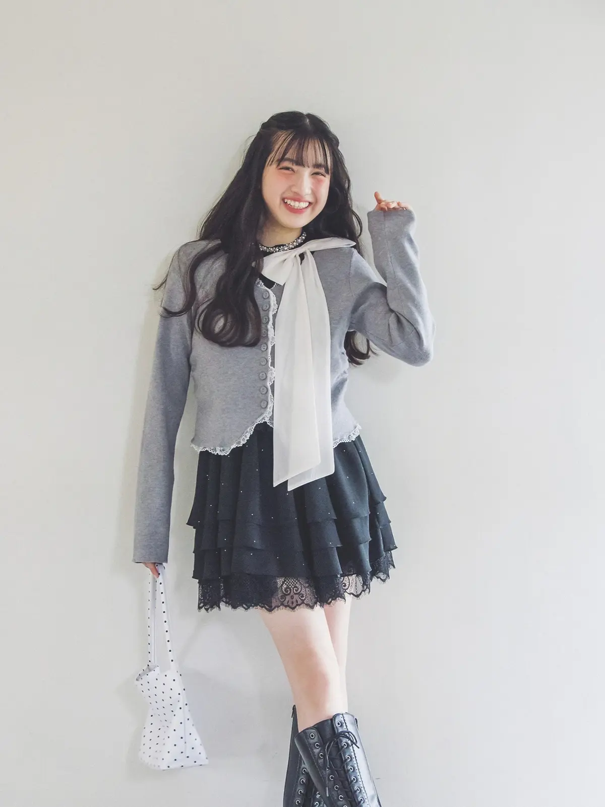 ミニワンピを着た川瀬翠子さん
