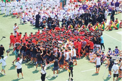 部活動の意地をかけた学校名物・部活対抗リレー