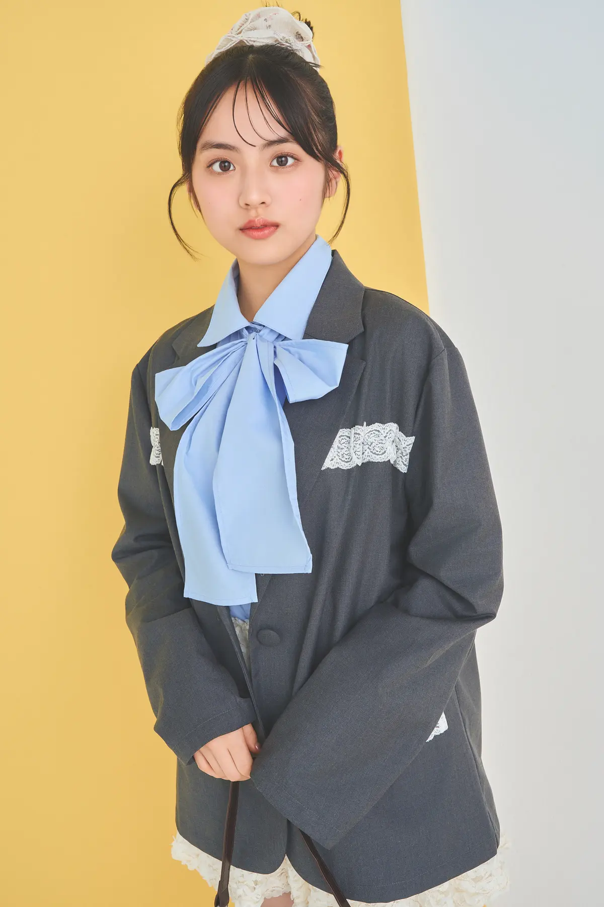 りぼんが映えるジャケットコーデ