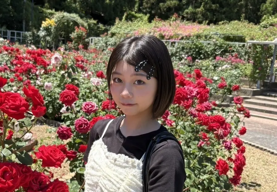 【稲光亜依】バラ園🌹
