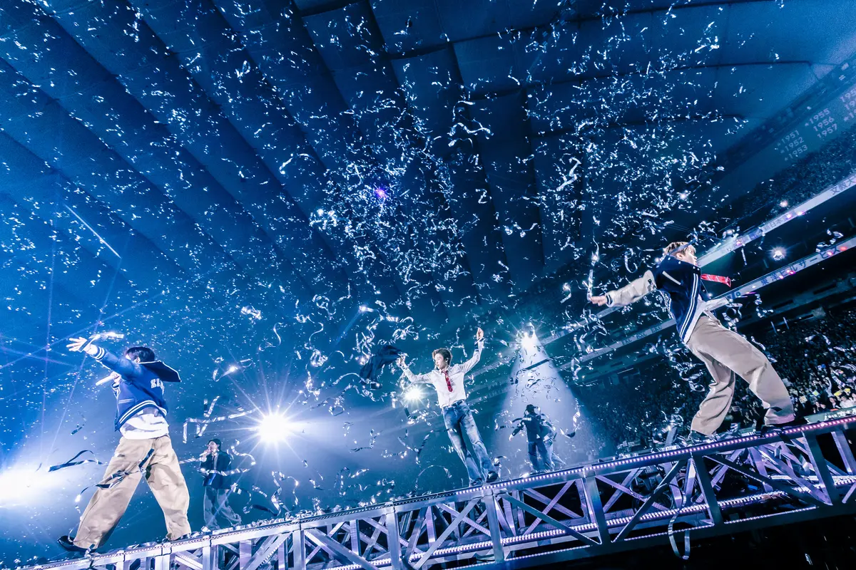 バックネット裏に突き出したステージ上に銀テープが舞い輝いて