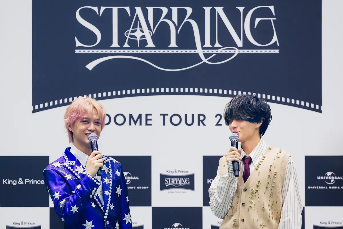 『King & Prince STARRING DOME TOUR 2026』会見写真　笑顔でトークする永瀬廉と髙橋海人