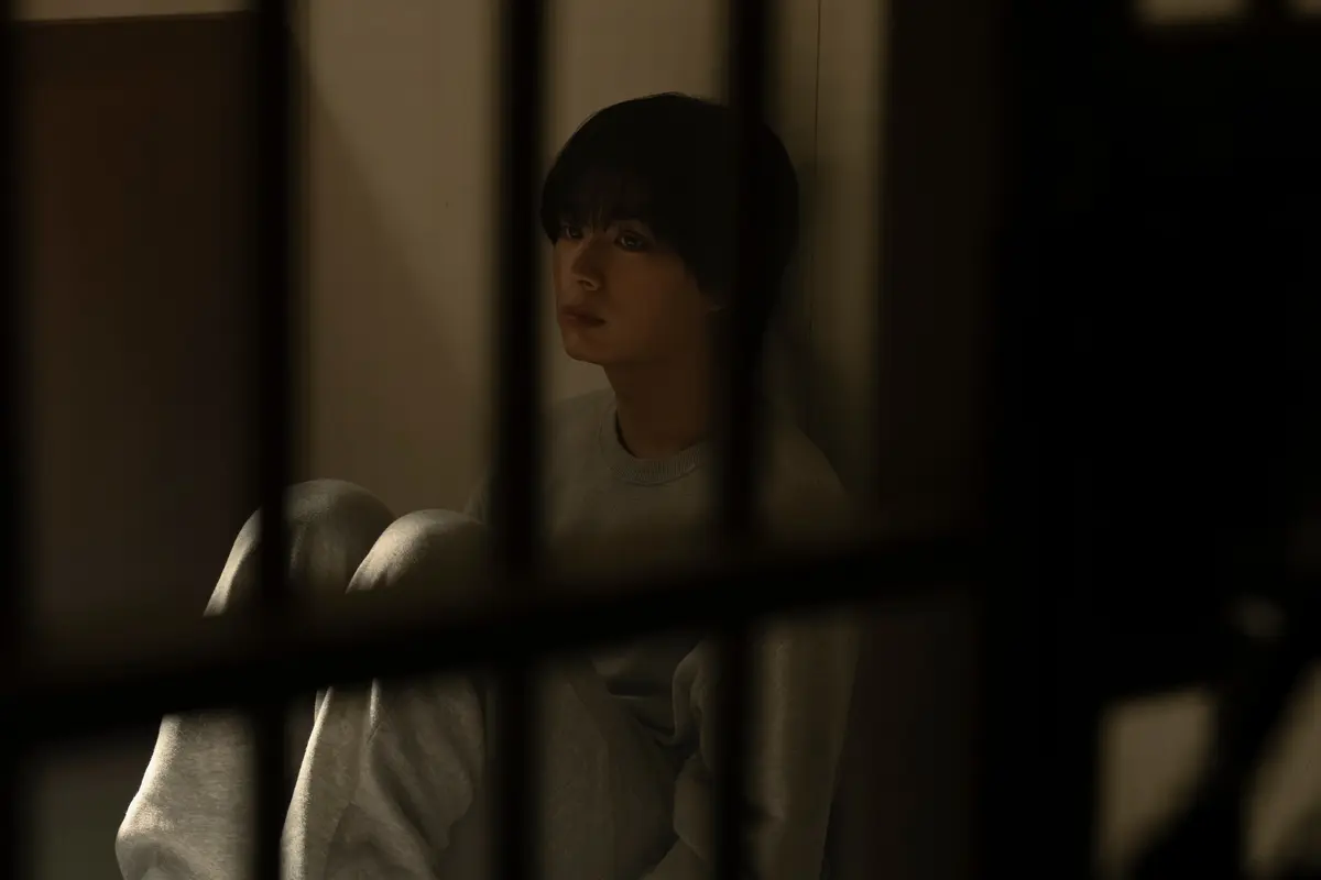 『WOWOW×東海テレビ 共同製作連続ドラマ 横浜ネイバーズ  Season２』ロンが牢屋にいるシーン