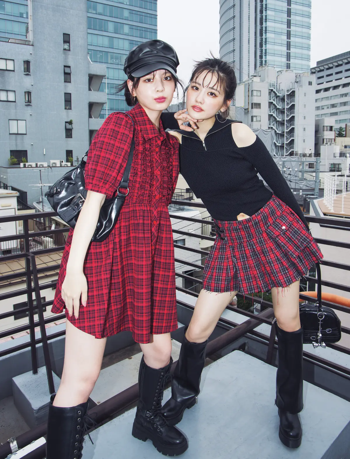 赤チェックとロングブーツのコーデ